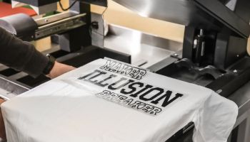 Read more about the article Mengenal Jenis Tinta Kaos, Mana yang Lebih Tahan Lama?