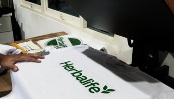 Read more about the article Maksimalkan Efek Sablon dengan Kaos Warna Terang  