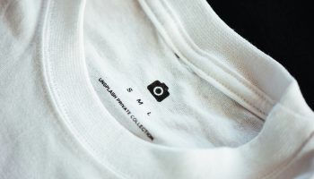 Ilustrasi Kaos Cotton Combed (Unsplash by Chuttersnap)